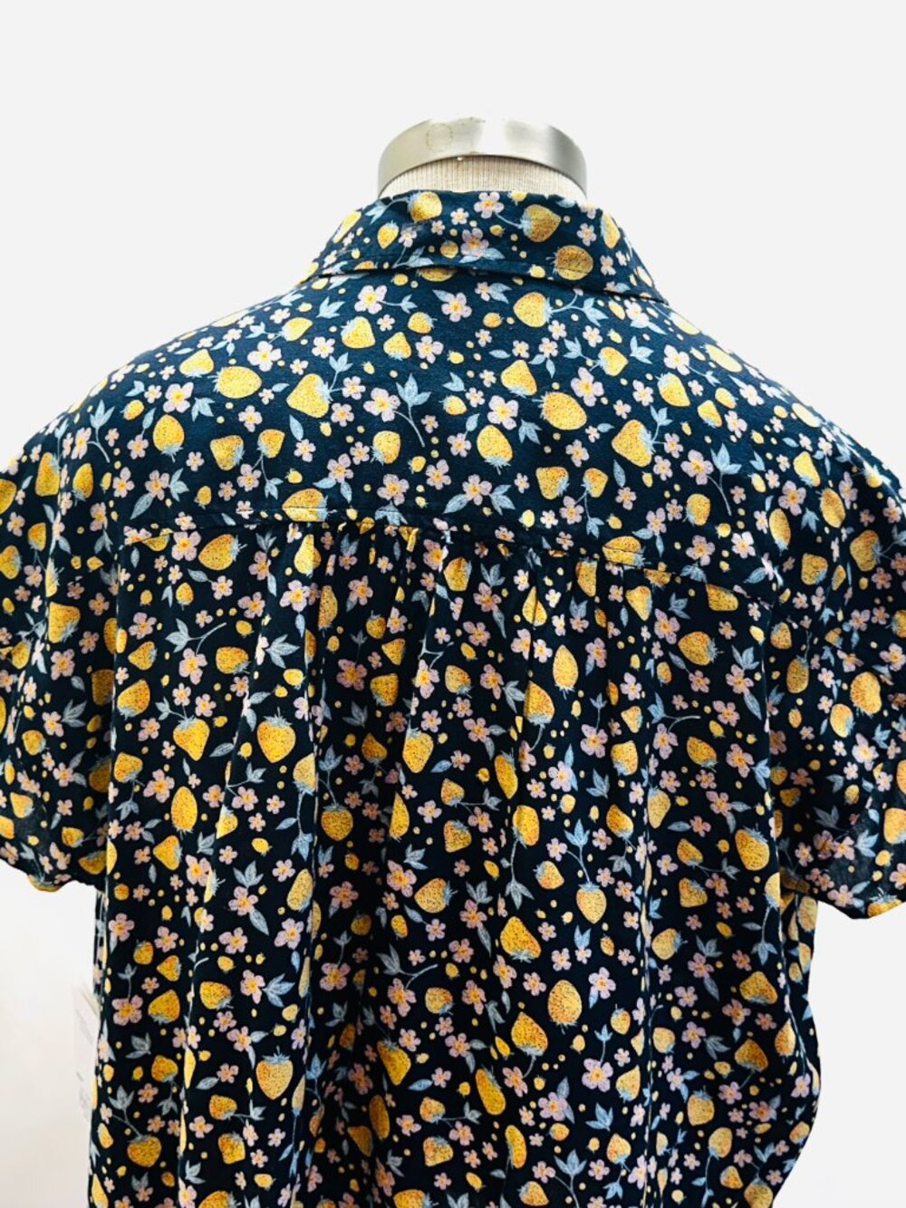 NWT SO Women Short Sleeve Button Down Collared Floral/Fruit Shirt Size XL - Picture 8 of 12
